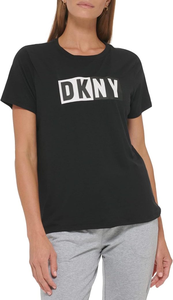 تي شيرت صيفي بكم قصير للنساء من DKNY