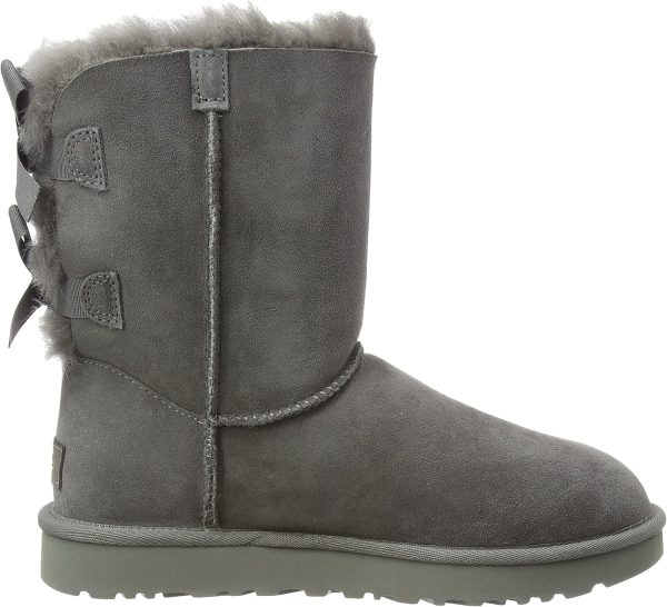 ⁦جزمة كلاسيكية للسيدات بشريط من UGG Bailey⁩ - الصورة ⁦6⁩