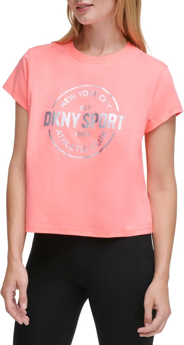 ⁦DKNY تي شيرت قصير للنساء بشعار ميدالية رياضية معدنية⁩ - الصورة ⁦2⁩