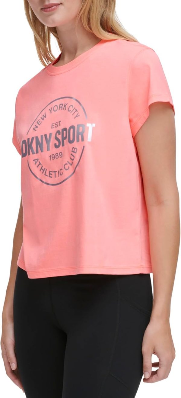 ⁦DKNY تي شيرت قصير للنساء بشعار ميدالية رياضية معدنية⁩ - الصورة ⁦3⁩