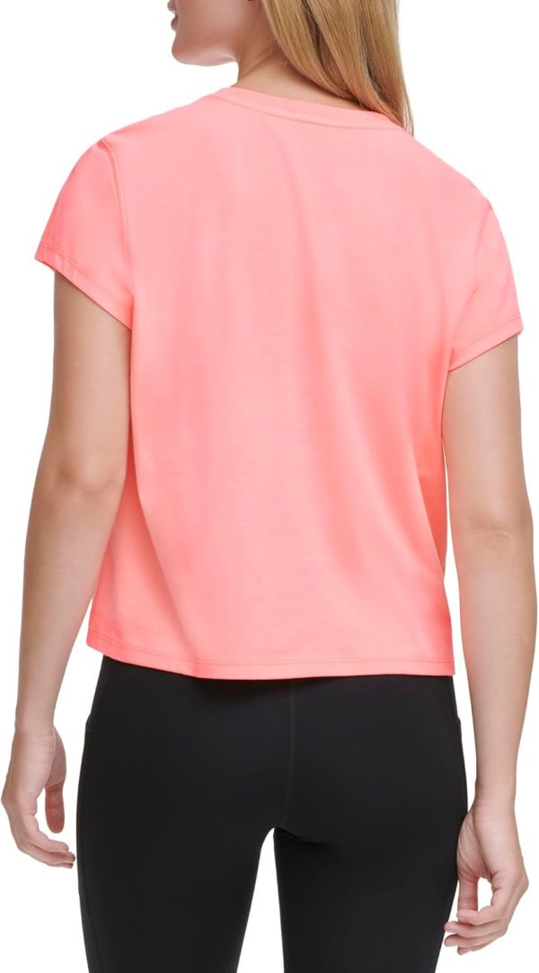⁦DKNY تي شيرت قصير للنساء بشعار ميدالية رياضية معدنية⁩ - الصورة ⁦4⁩