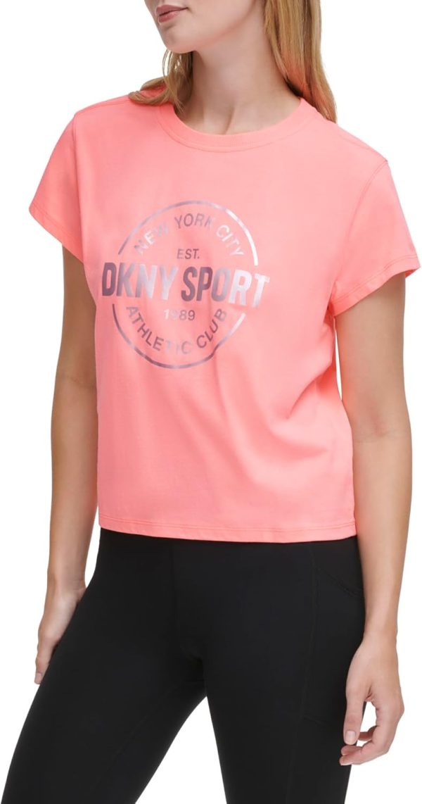 ⁦DKNY تي شيرت قصير للنساء بشعار ميدالية رياضية معدنية⁩ - الصورة ⁦5⁩