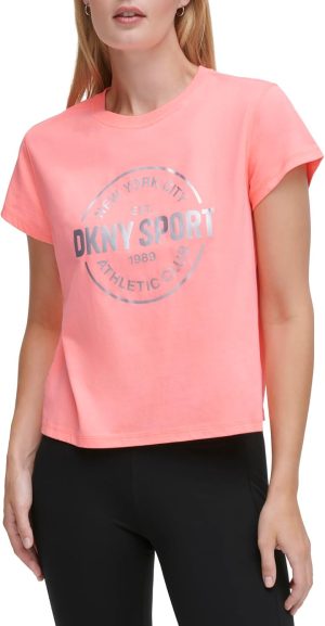 DKNY تي شيرت قصير للنساء بشعار ميدالية رياضية معدنية