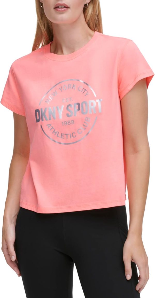 DKNY تي شيرت قصير للنساء بشعار ميدالية رياضية معدنية