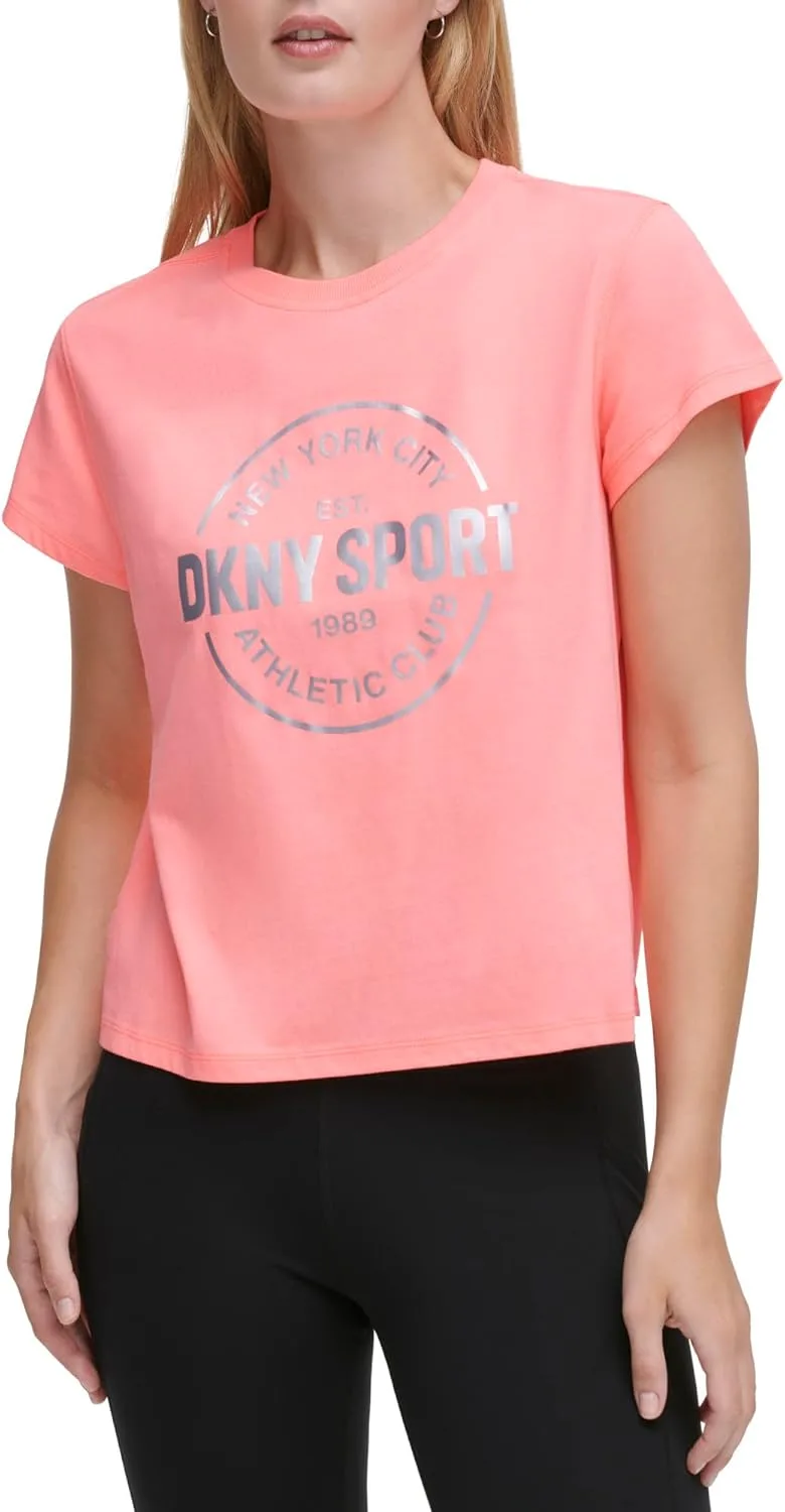 DKNY تي شيرت قصير للنساء بشعار ميدالية رياضية معدنية jpg