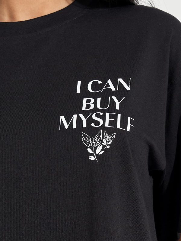 ⁦تي شيرت نسائي كبير الحجم مطبوع عليه عبارة I Can Buy My Self Flowers من ستايلي⁩ - الصورة ⁦4⁩
