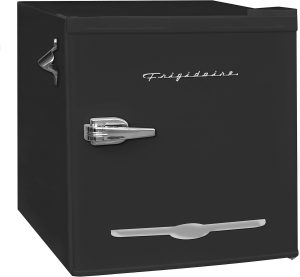 ثلاجة صغيرة من FRIGIDAIRE EFR176- AMZ EFR176 ريترو - موفرة للطاقة - قابلة للتعديل للتحكم في درجة الحرارة - فتاحة زجاجات مثبتة على الجانب - مثالية للمبنى والمكتب والمنزل والجراج والشقة 1.6 قدم مكعب