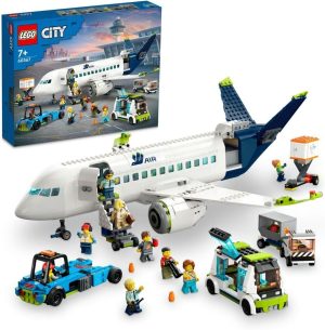 مجموعة لعبة بناء طائرة المسافرين 60367 من LEGO City؛ مجموعة لعب ممتعة مع طائرة كبيرة، وحافلة المطار، وجرّار الطائرة، ورافعة تحميل الحاويات، و9 شخصيات صغيرة؛ هدية رمضان للأطفال بعمر 7 سنوات أو أكثر