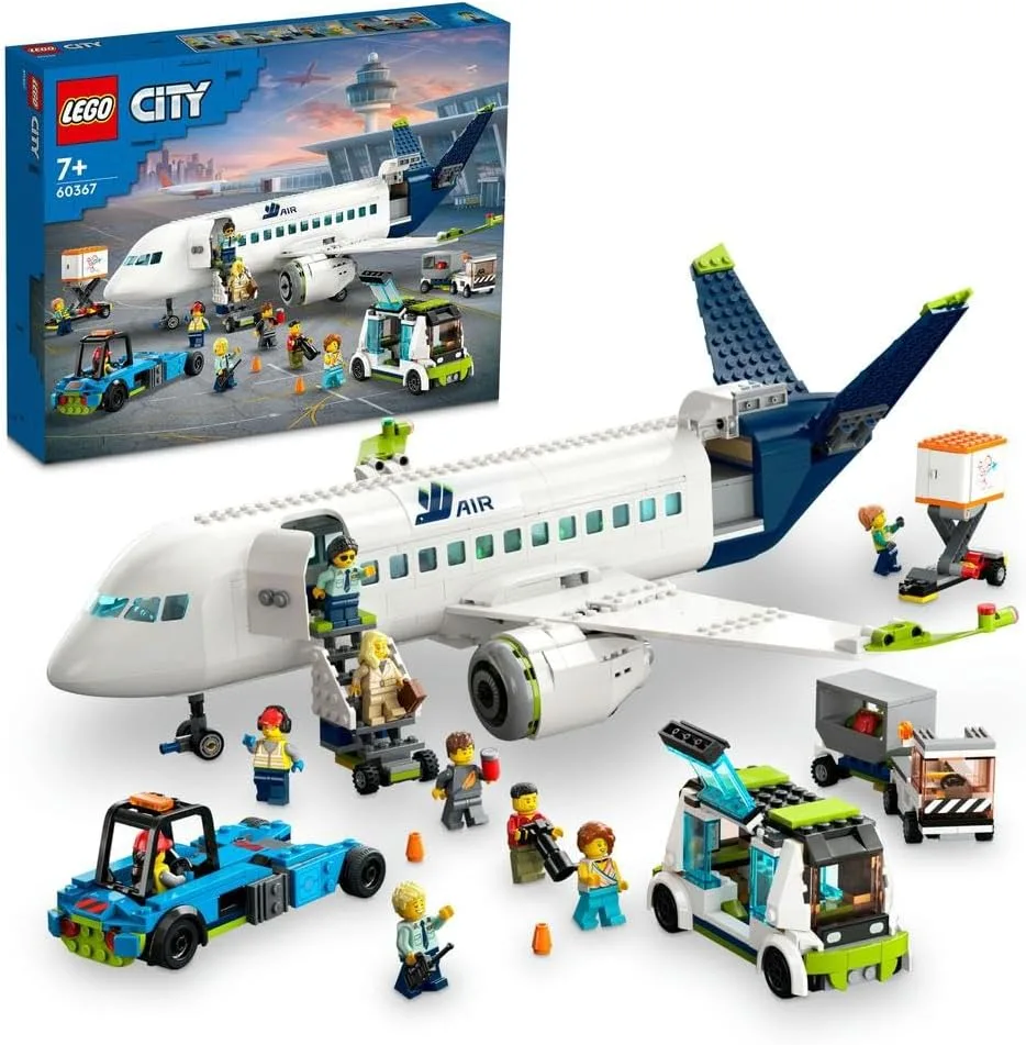 مجموعة لعبة بناء طائرة المسافرين 60367 من LEGO City؛ مجموعة لعب ممتعة مع طائرة كبيرة، وحافلة المطار، وجرّار الطائرة، ورافعة تحميل الحاويات، و9 شخصيات صغيرة؛ هدية رمضان للأطفال بعمر 7 سنوات أو أكثر