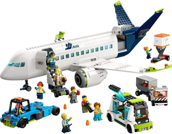 ⁦مجموعة لعبة بناء طائرة المسافرين 60367 من LEGO City؛ مجموعة لعب ممتعة مع طائرة كبيرة، وحافلة المطار، وجرّار الطائرة، ورافعة تحميل الحاويات، و9 شخصيات صغيرة؛ هدية رمضان للأطفال بعمر 7 سنوات أو أكثر⁩ - الصورة ⁦8⁩