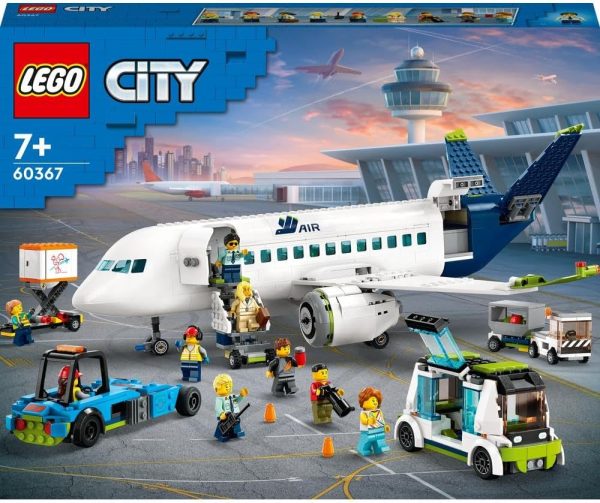 ⁦مجموعة لعبة بناء طائرة المسافرين 60367 من LEGO City؛ مجموعة لعب ممتعة مع طائرة كبيرة، وحافلة المطار، وجرّار الطائرة، ورافعة تحميل الحاويات، و9 شخصيات صغيرة؛ هدية رمضان للأطفال بعمر 7 سنوات أو أكثر⁩ - الصورة ⁦9⁩