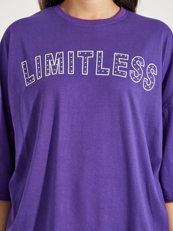 ⁦تي شيرت نسائي كبير الحجم بكتف منسدل وشعار مرصع limitless بحجر الراين من ستايلي⁩ - الصورة ⁦4⁩