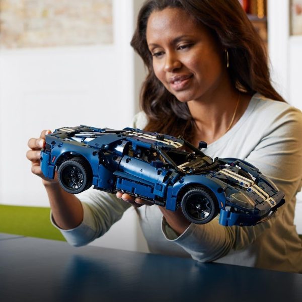 ⁦مجموعة فورد جي تي 2022 رقم 42154 من LEGO Technic. مشروع غامر للبالغين؛ صمّموا جميع تفاصيل هدية النموذج 1:12 هذه لمحبي السيارات؛ تتوفر باللون الأزرق الداكن الكلاسيكي مع خطوط سباق بيضاء (1466 قطعة)⁩ - الصورة ⁦6⁩