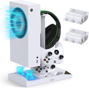 حامل شاحن مع مروحة تبريد لوحدة تحكم Xbox Series S ملحقات قاعدة شحن مزدوجة عمودية 2 × بطارية قابلة لاعادة الشحن 1400mAh وغطاء وحامل سماعة اذن لجهاز ابيض يو اس بي