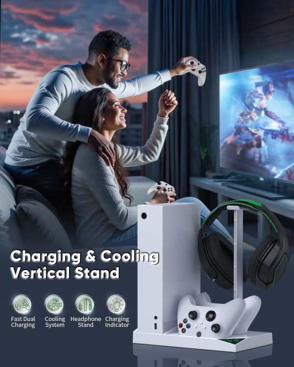 ⁦حامل شاحن مع مروحة تبريد لوحدة تحكم Xbox Series S ملحقات قاعدة شحن مزدوجة عمودية 2 × بطارية قابلة لاعادة الشحن 1400mAh وغطاء وحامل سماعة اذن لجهاز ابيض يو اس بي⁩ - الصورة ⁦7⁩