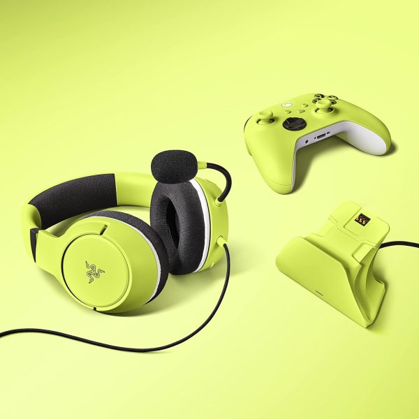 ⁦ريزر حزمة مزدوجة أساسية لجهاز Xbox: سماعة رأس سلكية من كايرا اكس وحامل شحن سريع عالمي لوحدات تحكم Xbox - تطابق الألوان مع وحدات تحكم Xbox سلسلة X|S الرسمية (تباع بشكل منفصل) - فولت كهربائي، فوق الاذن⁩ - الصورة ⁦9⁩