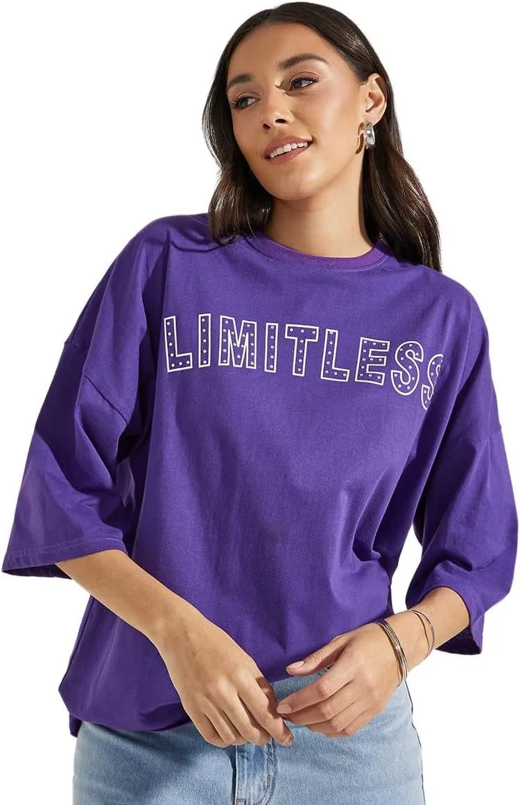 تي شيرت نسائي كبير الحجم بكتف منسدل وشعار مرصع limitless jpg