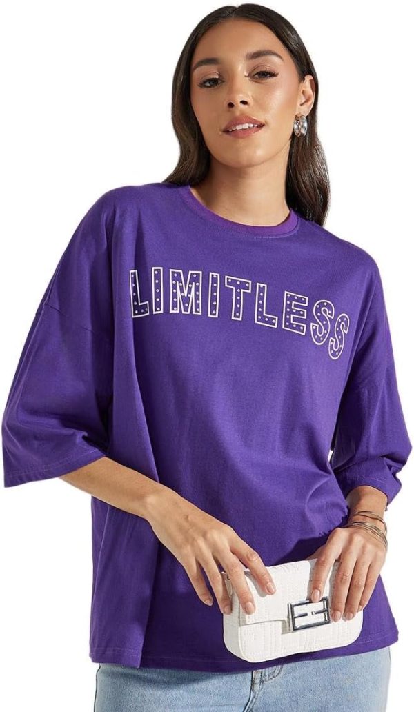 ⁦تي شيرت نسائي كبير الحجم بكتف منسدل وشعار مرصع limitless بحجر الراين من ستايلي⁩ - الصورة ⁦2⁩