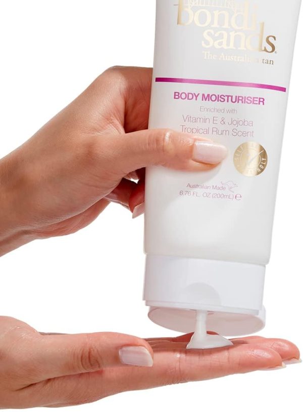 ⁦Bondi Sands Tropical Rum Body Moisturiser | pH Balanced Formula Helps Prolong Your Tan and Nourishes + Hydrates Skin with Vitamin E and Jojoba, Self Tan Friendly, Vegan + Cruelty Free | 200 mL/6.76 Oz⁩ - الصورة ⁦4⁩