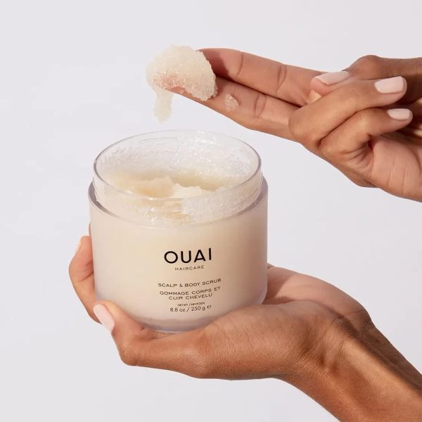 ⁦مقشر فروة الرأس والجسم من OUAI. للتنظيف العميق للشعر والبشرة يزيل التراكم ويقشر ويرطب. مصنوع السكر وزيت جوز الهند. خالٍ البارابين والكبريتات والفثالات 8.8 اواي للنساء 250.0 grams⁩ - الصورة ⁦7⁩