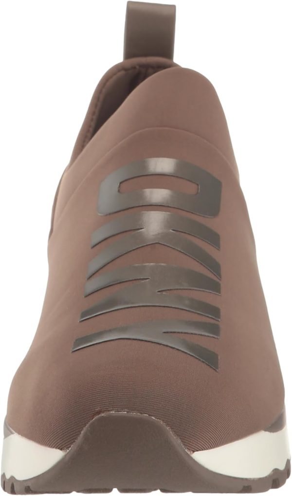 ⁦DKNY حذاء رياضي سهل الارتداء بشعار للنساء⁩ - الصورة ⁦2⁩