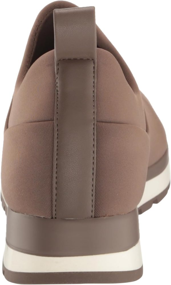 ⁦DKNY حذاء رياضي سهل الارتداء بشعار للنساء⁩ - الصورة ⁦3⁩