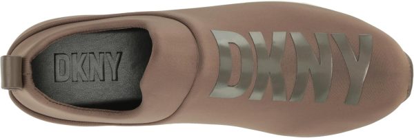 ⁦DKNY حذاء رياضي سهل الارتداء بشعار للنساء⁩ - الصورة ⁦7⁩