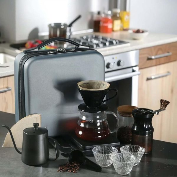⁦مجموعة ماكينة تحضير القهوة بالتنقيط V60 من ايكيتش مكونة 10 قطع غلاية قهوة بمقياس وكوب تقطير ومطحنة حبوب ورقية مع حقيبة سفر محمولة هدية ممتازة زجاج متعدد الالوان⁩ - الصورة ⁦6⁩