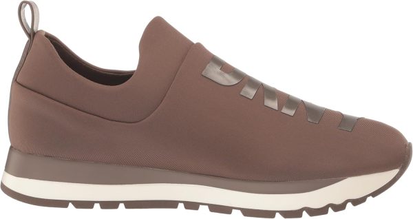 ⁦DKNY حذاء رياضي سهل الارتداء بشعار للنساء⁩ - الصورة ⁦6⁩