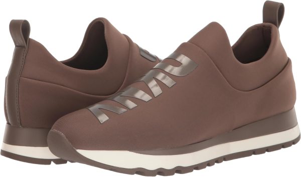 ⁦DKNY حذاء رياضي سهل الارتداء بشعار للنساء⁩ - الصورة ⁦5⁩