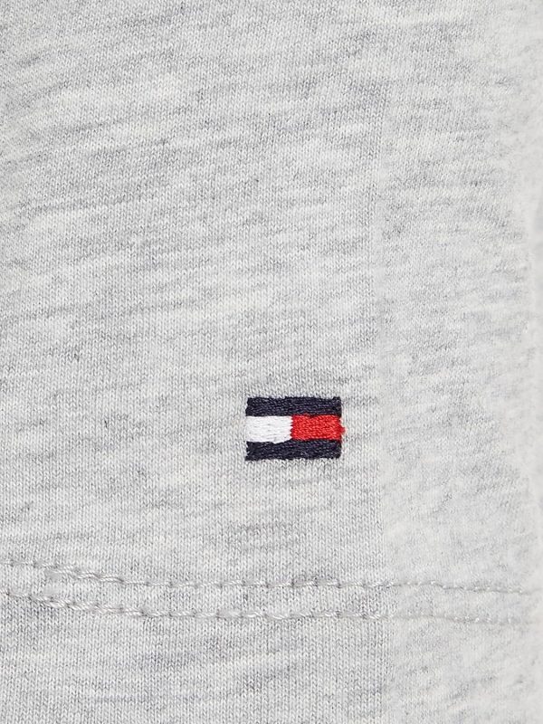 ⁦تي شيرت ايسينشيال للاطفال من الجنسين تومي هيلفيجر مقاس S/S ‏P01⁩ - الصورة ⁦6⁩