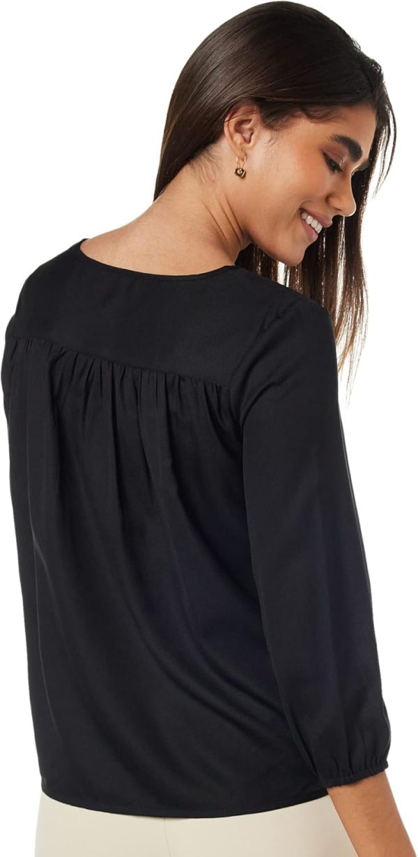 ⁦Amazon Brand - Symbol Women's Solid Regular Fit Top⁩ - الصورة ⁦2⁩