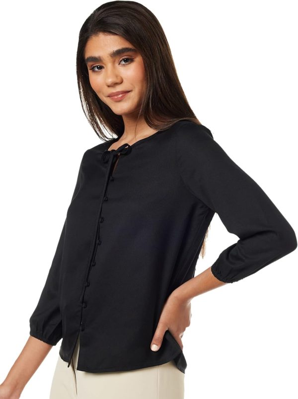 ⁦Amazon Brand - Symbol Women's Solid Regular Fit Top⁩ - الصورة ⁦3⁩