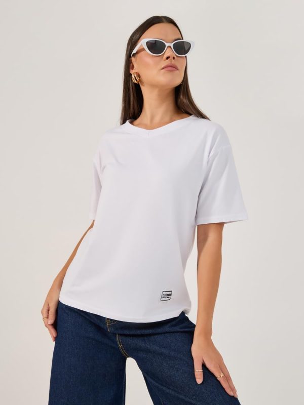 ⁦Styli Women's Short Sleeve V Neck Plain Regular T-Shirt⁩ - الصورة ⁦2⁩