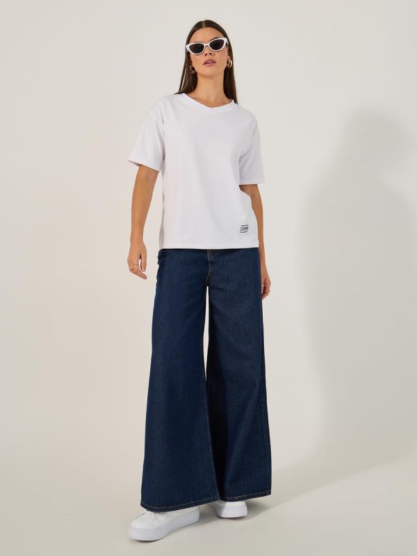 ⁦Styli Women's Short Sleeve V Neck Plain Regular T-Shirt⁩ - الصورة ⁦3⁩