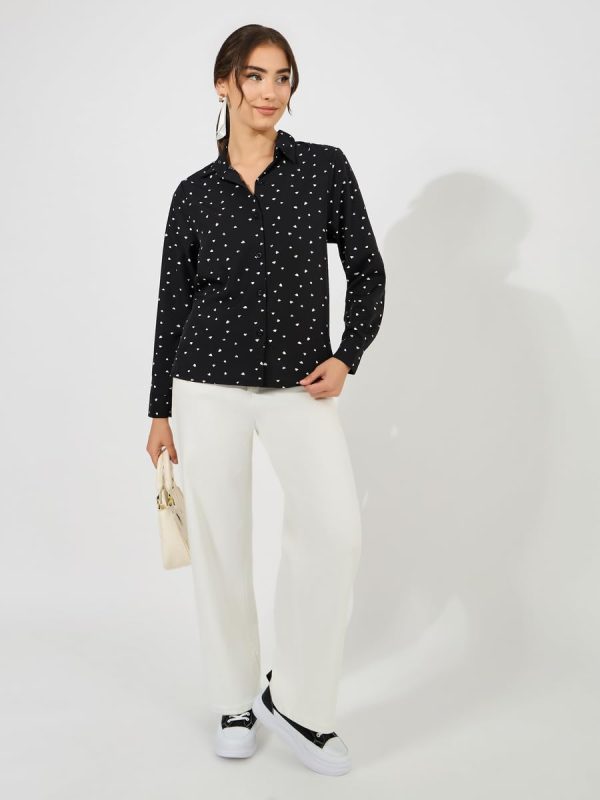 ⁦Styli Women 7008734101 Woven Heart Print High Low Hem Shirt⁩ - الصورة ⁦2⁩
