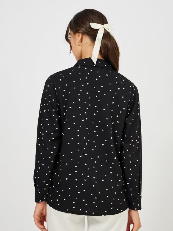 ⁦Styli Women 7008734101 Woven Heart Print High Low Hem Shirt⁩ - الصورة ⁦4⁩