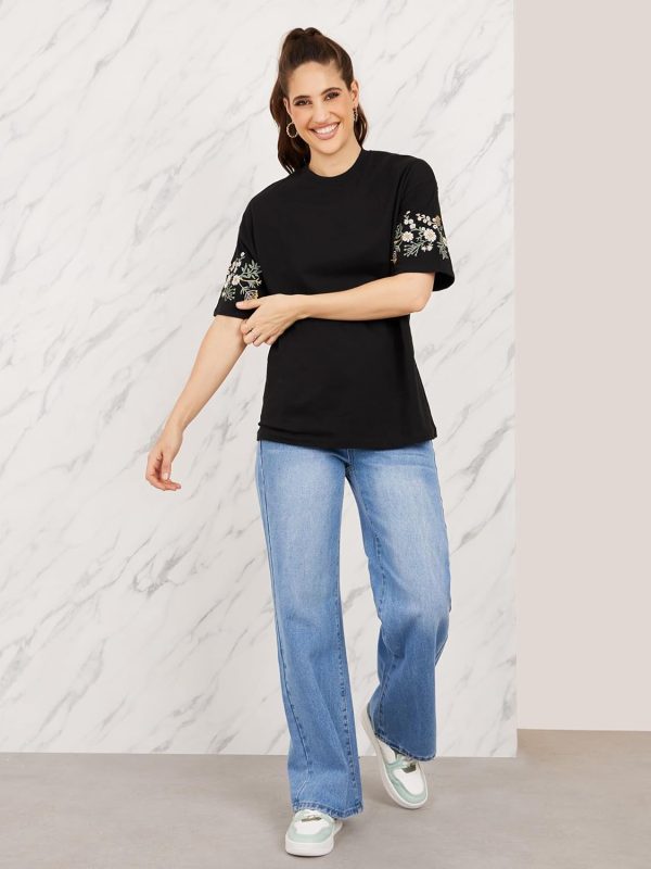 ⁦Styli Women Oversized Embroidered Longline T-Shirt⁩ - الصورة ⁦2⁩