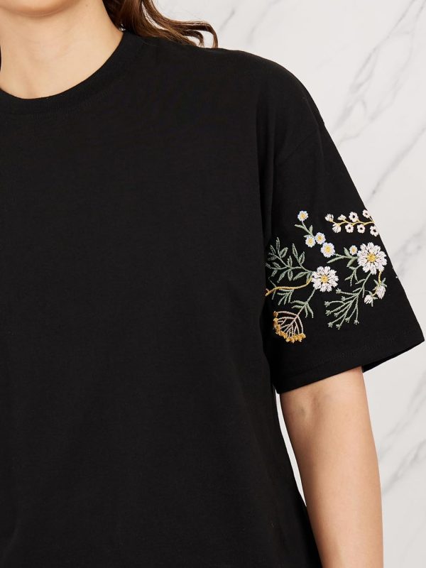 ⁦Styli Women Oversized Embroidered Longline T-Shirt⁩ - الصورة ⁦3⁩
