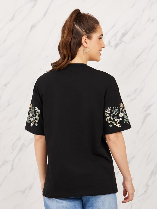 ⁦Styli Women Oversized Embroidered Longline T-Shirt⁩ - الصورة ⁦4⁩