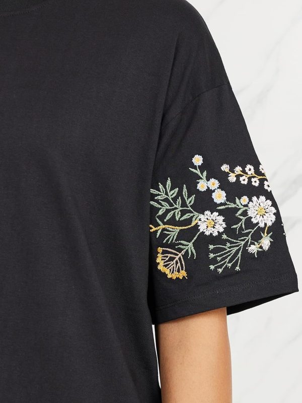 ⁦Styli Women Oversized Embroidered Longline T-Shirt⁩ - الصورة ⁦5⁩