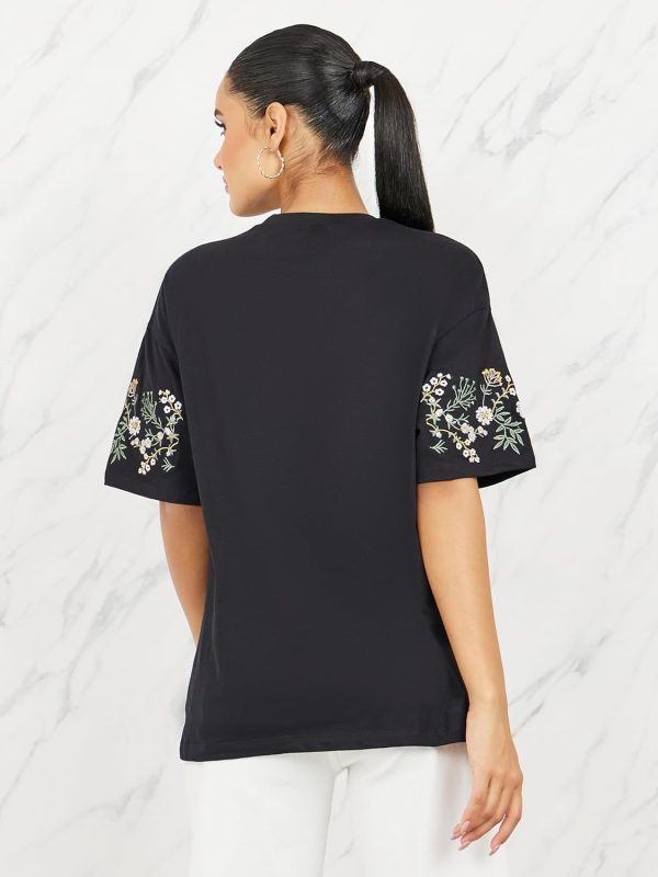 ⁦Styli Women Oversized Embroidered Longline T-Shirt⁩ - الصورة ⁦6⁩