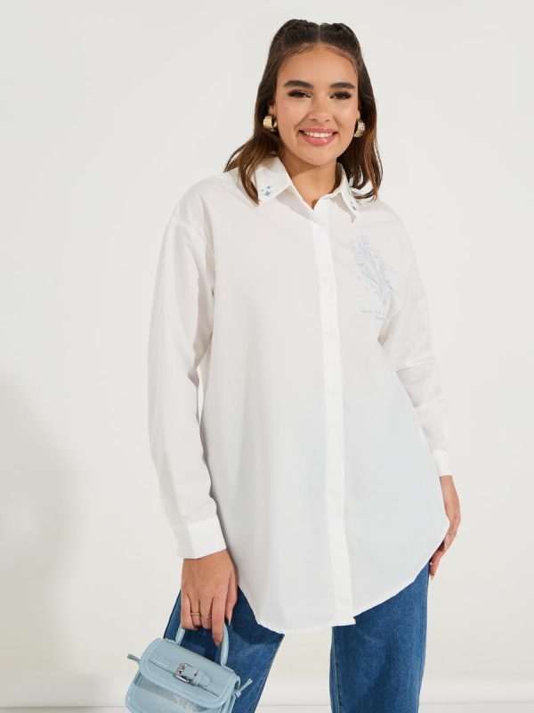 ⁦STYLI Women Oversized Embroidery Detail Button Down Shirt⁩ - الصورة ⁦3⁩
