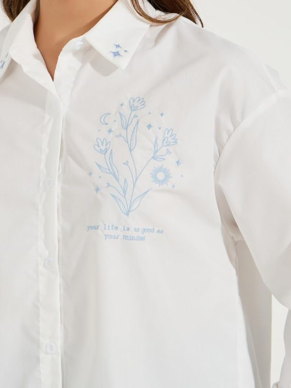 ⁦STYLI Women Oversized Embroidery Detail Button Down Shirt⁩ - الصورة ⁦4⁩