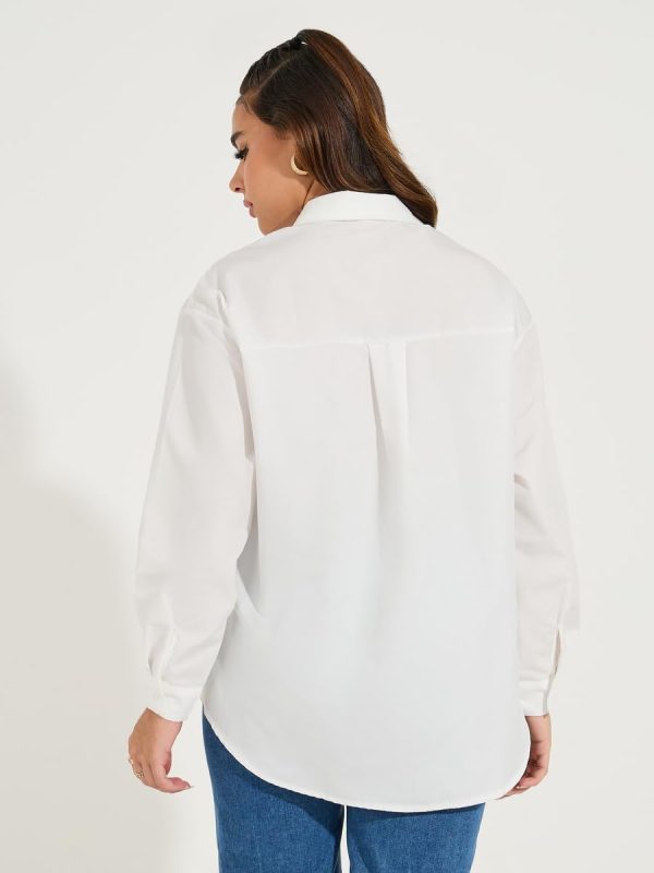 ⁦STYLI Women Oversized Embroidery Detail Button Down Shirt⁩ - الصورة ⁦5⁩