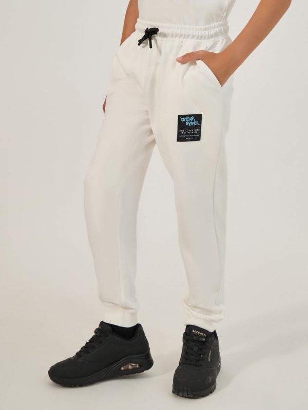 ⁦Styli Boys Slogan Print Round Neck T-Shirt And Joggers Set⁩ - الصورة ⁦6⁩