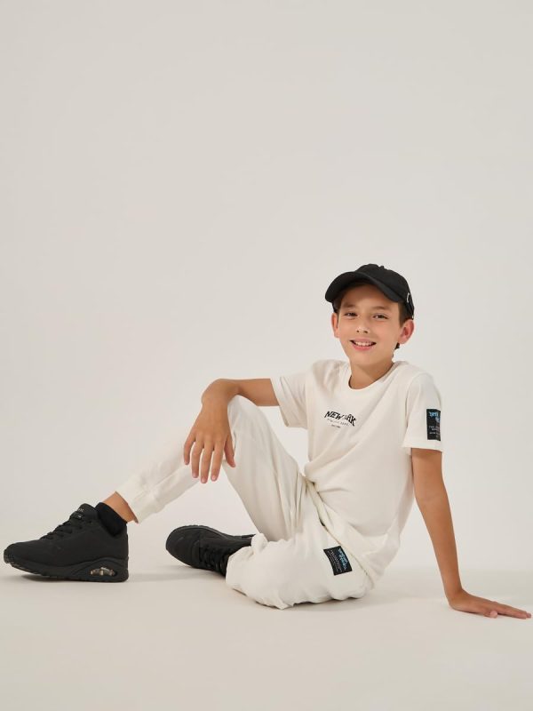 ⁦Styli Boys Slogan Print Round Neck T-Shirt And Joggers Set⁩ - الصورة ⁦3⁩