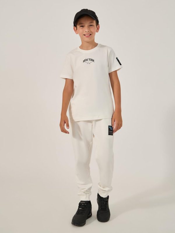 ⁦Styli Boys Slogan Print Round Neck T-Shirt And Joggers Set⁩ - الصورة ⁦2⁩