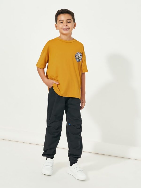 ⁦Styli Boys Graphic Print Round Neck Oversized T-shirt⁩ - الصورة ⁦3⁩