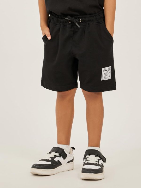 ⁦Styli Boys Badge Detail Drawstring Waist Shorts With Side And Back Pockets⁩ - الصورة ⁦2⁩